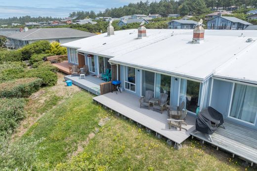 Waldport, Lincoln Countyのアパートメント