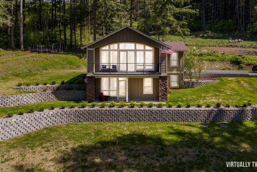 Luxury home in Camas, Clark County
