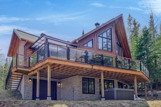 Sainte-Marguerite-du-Lac-Masson, Laurentidesの一戸建て住宅