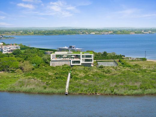 Detached House in Water Mill, Suffolk County