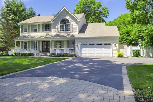 Detached House in Nesconset, Suffolk County