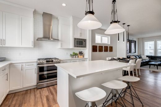 Detached House in Cochrane, Alberta