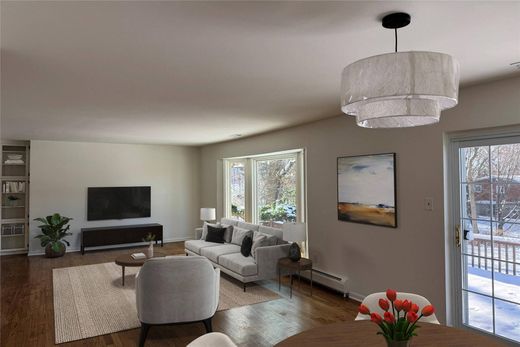 Detached House in West Bloomfield Township, Oakland County