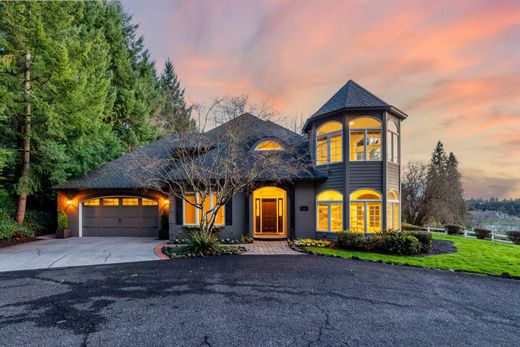 Luxury home in Tualatin, Washington County
