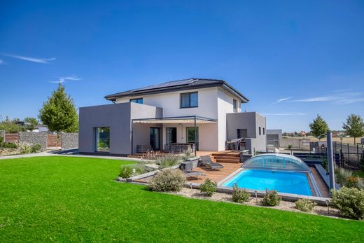 Vrijstaand huis in Zbuzany, Okres Praha-západ