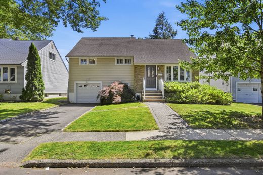 Luxury home in Bloomfield, Essex County