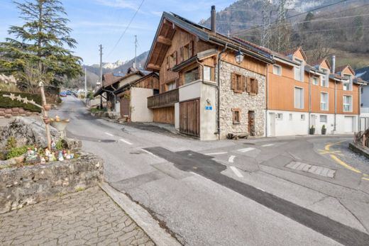Detached House in Villeneuve, Aigle District