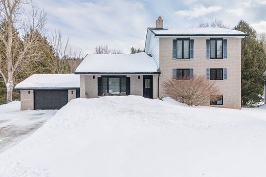 Detached House in Creemore, Simcoe County
