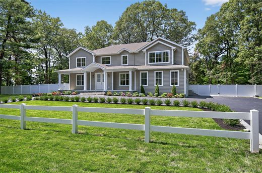Detached House in Dix Hills, Suffolk County