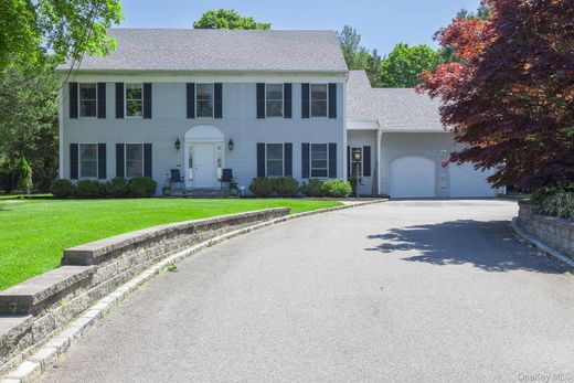 Detached House in Saint James, Suffolk County