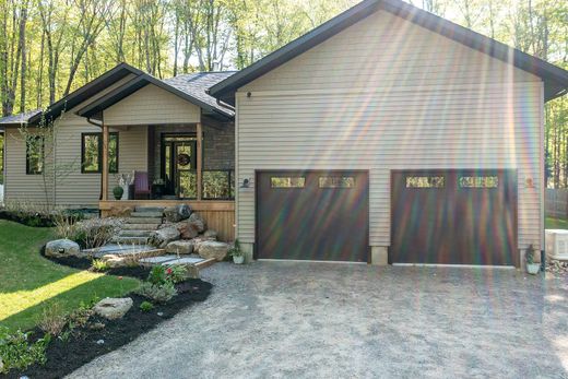 Detached House in Huntsville, Ontario