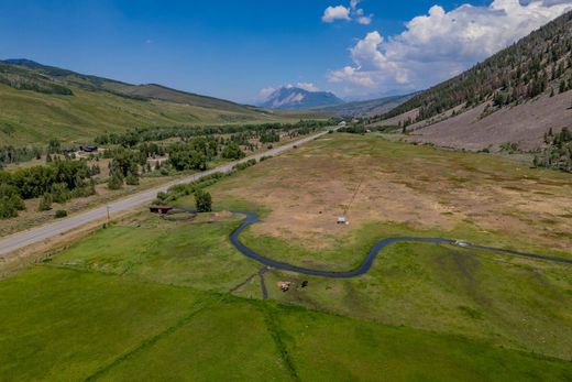 Almont, Gunnison Countyの土地