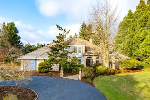 Luxury home in Tualatin, Washington County