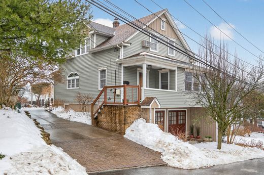Detached House in Roslyn Heights, Nassau County