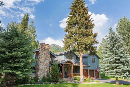 Luxury home in Alpine, Lincoln County