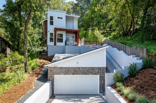 Detached House in Emerald Lake Hills, San Mateo County