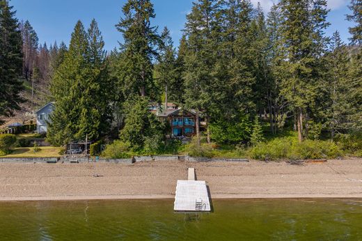 Detached House in Scotch Creek, British Columbia