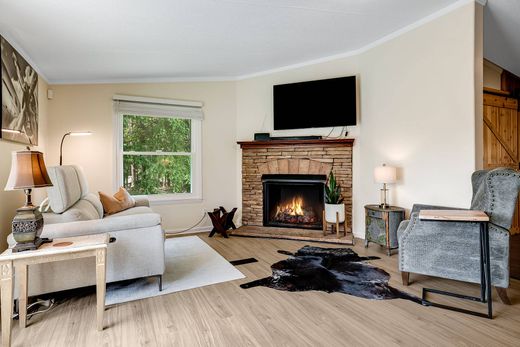 Частный Дом, Hendersonville, Henderson County