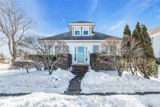 Detached House in Greenport, Suffolk County