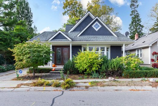 Detached House in Birmingham, Oakland County