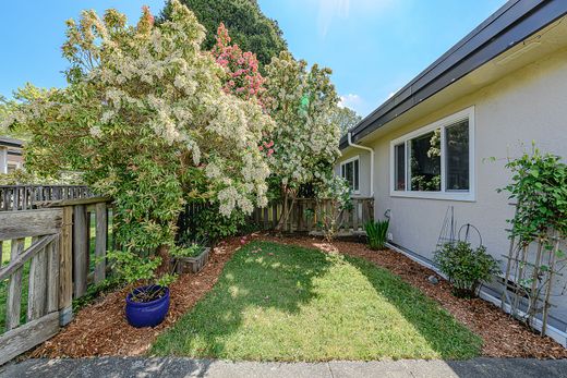 Townhouse in Saanich, Capital Regional District