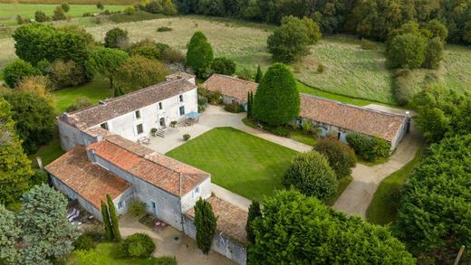 Saint-Sulpice-de-Royan, Charente-Maritimeの一戸建て住宅