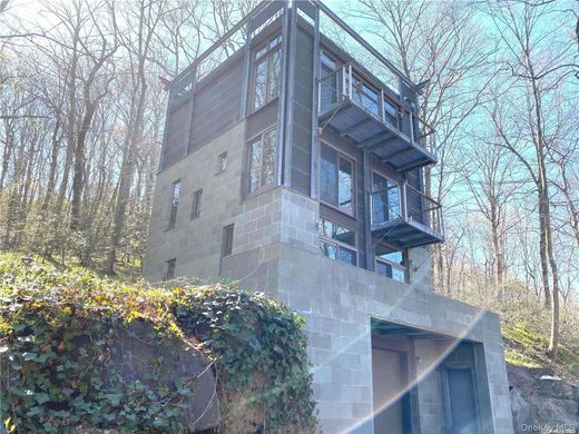 Detached House in Laurel Hollow, Nassau County