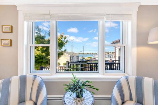 Apartment / Etagenwohnung in Winthrop, Suffolk County