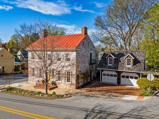 Luxury home in Shepherdstown, Jefferson County