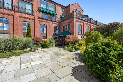 아파트 / Groton, New London County