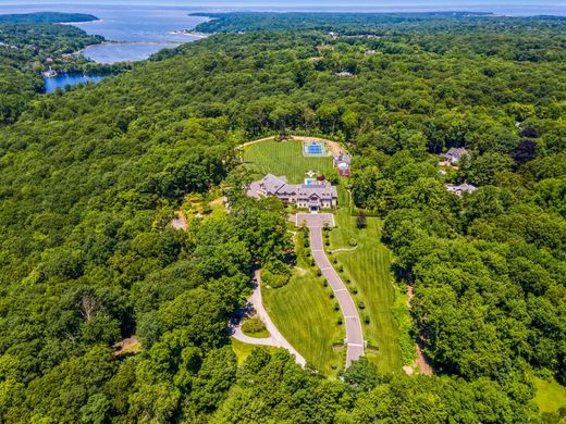 Detached House in Cold Spring Harbor, Suffolk County