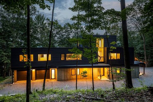 Detached House in Bromont, Montérégie