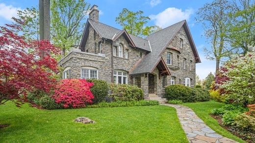 Detached House in Scarsdale, Westchester County