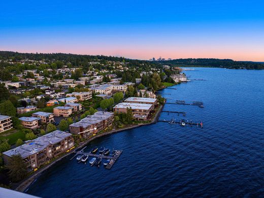 Kirkland, King Countyのアパートメント