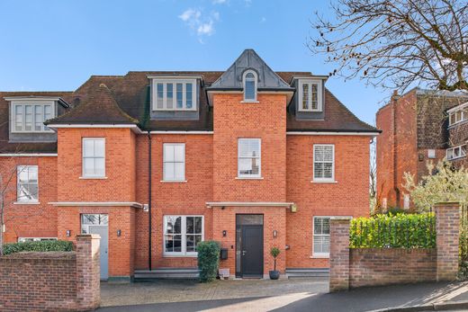 Detached House in London, Greater London