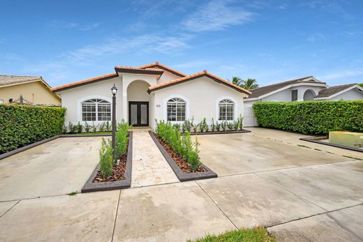 Luxury home in Miami Springs, Miami-Dade