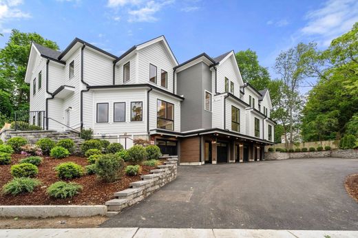 Apartment / Etagenwohnung in Newton, Middlesex County