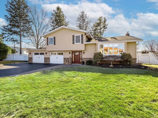 Detached House in Glen Cove, Nassau County