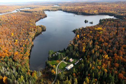 Grond in Rivière-Rouge, Laurentides