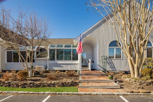 Apartment in Southampton, Suffolk County