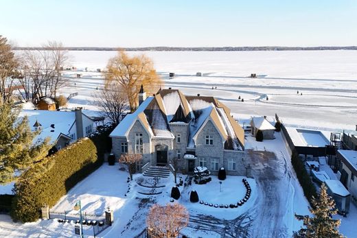 Casa Unifamiliare a Sainte-Marthe-sur-le-Lac, Laurentides