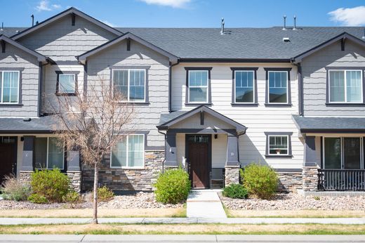 Townhouse in Commerce City, Adams County