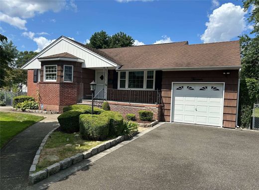 Detached House in Bay Shore, Suffolk County