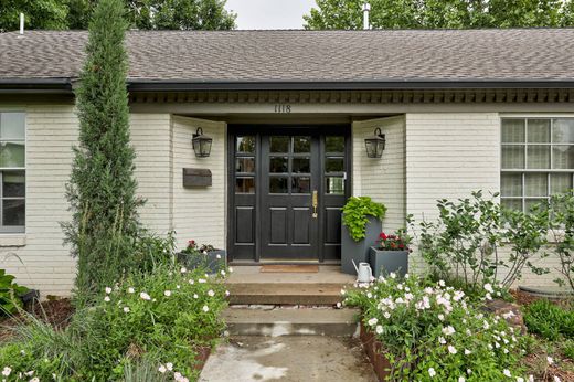 Detached House in Nichols Hills, Oklahoma County