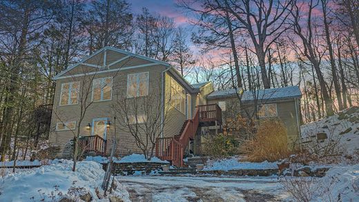 Detached House in Danbury, Fairfield County