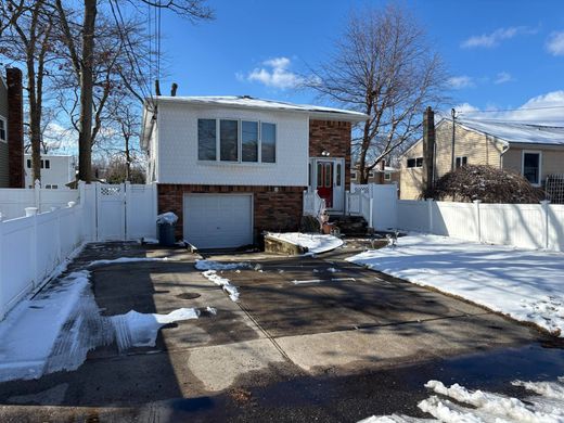 Detached House in West Islip, Suffolk County