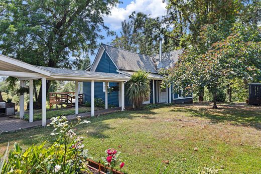 Luxury home in Springfield, Lane County