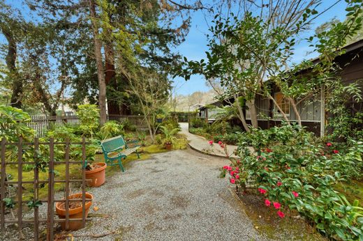 Detached House in Emerald Lake Hills, San Mateo County