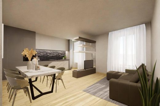 Apartment / Etagenwohnung in Arona, Provincia di Novara