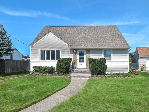 Detached House in New Hyde Park, Nassau County